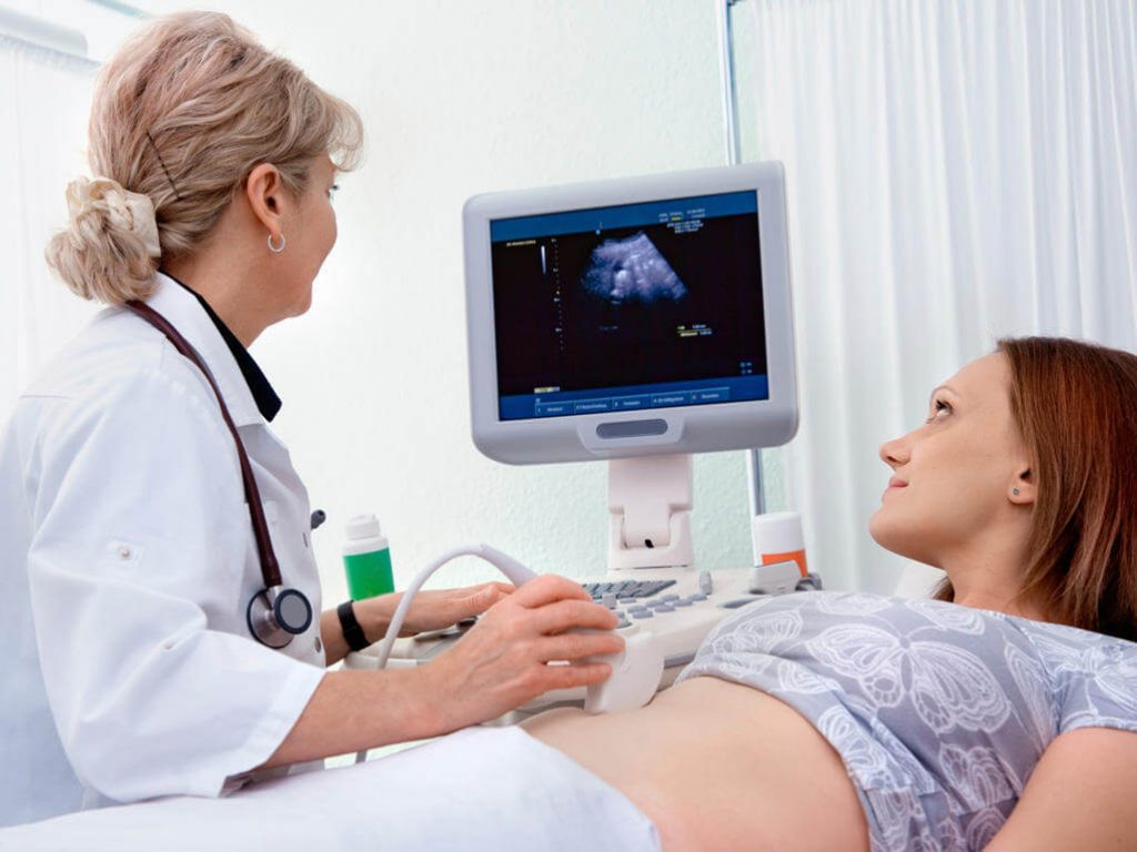 Các bác sĩ sẽ chẩn đoán bằng hình ảnh và phát hiện ra các biến chứng sớm ở thai nhi