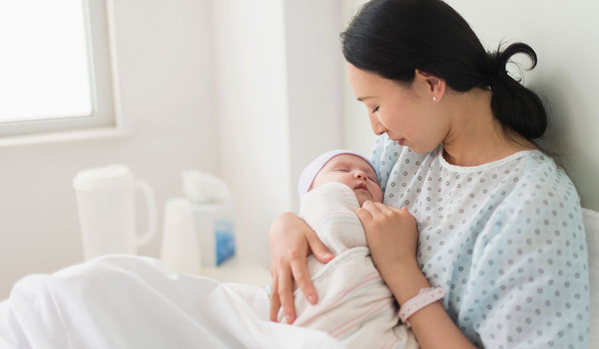 Mẹ bầu cũng được hướng dẫn những cách chăm sóc sau sinh an toàn nhất cho cả mẹ và bé
