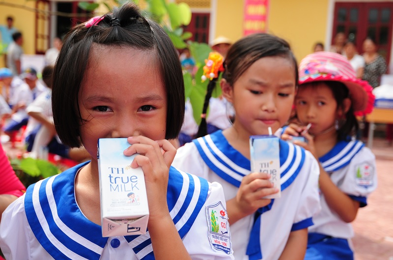 Yên tâm cho trẻ sử dụng sữa TH true Milk mỗi ngày