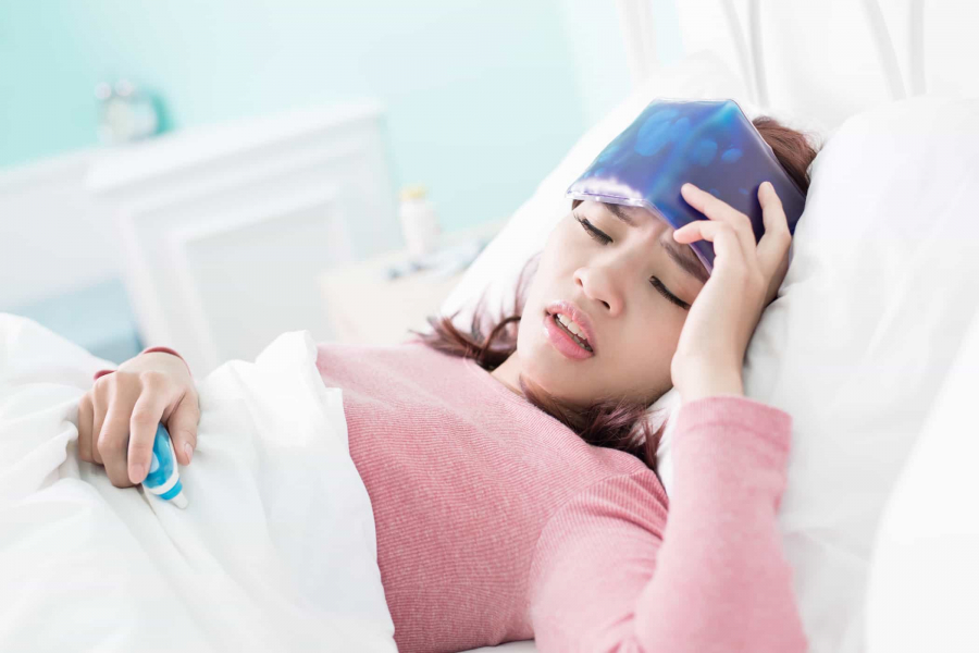 Người bị sốt nhẹ, cảm thấy mệt mỏi, chóng mặt cũng có thể là dấu hiệu bất thường của sản dịch
