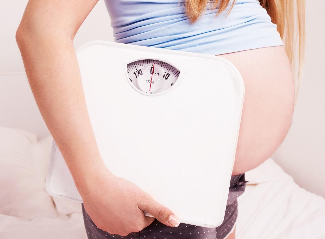 Kiểm tra huyết áp và cân nặng không thể bỏ qua khi khám thai 