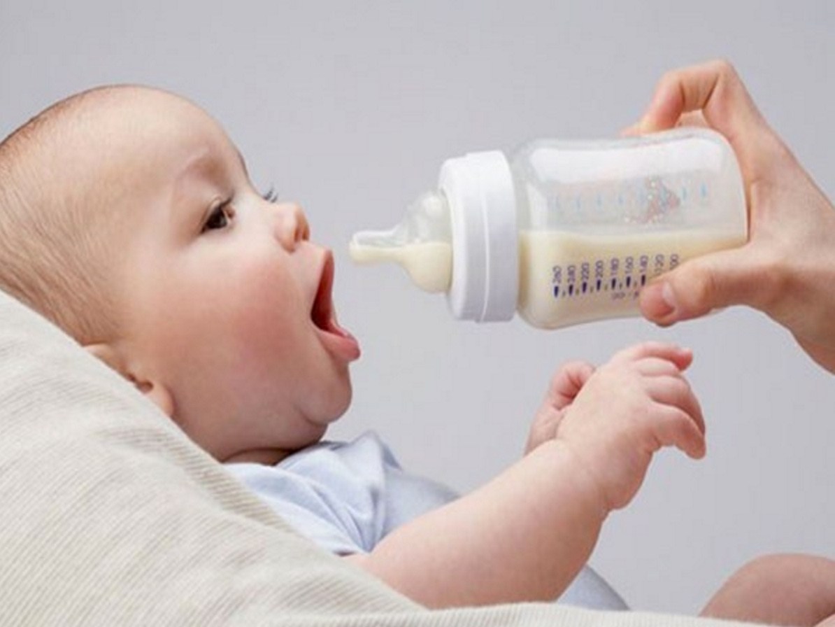 Nên hút sữa hay cho bé bú trực tiếp là thắc mắc của nhiều mẹ