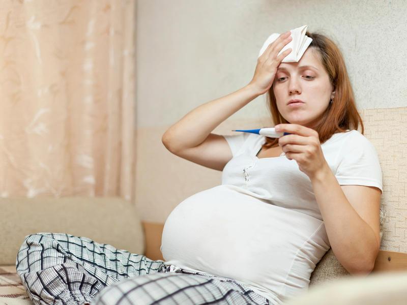Sốt là một trong những triệu chứng ban đầu của bệnh sốt phát ban ở mẹ bầu