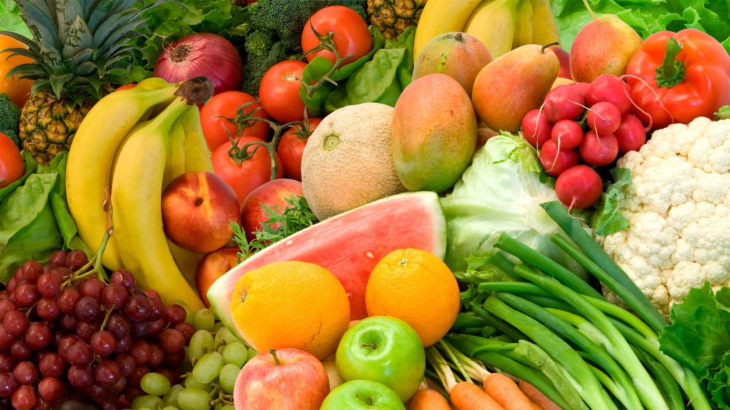 Nên ăn nhiều rau xanh và hoa quả 