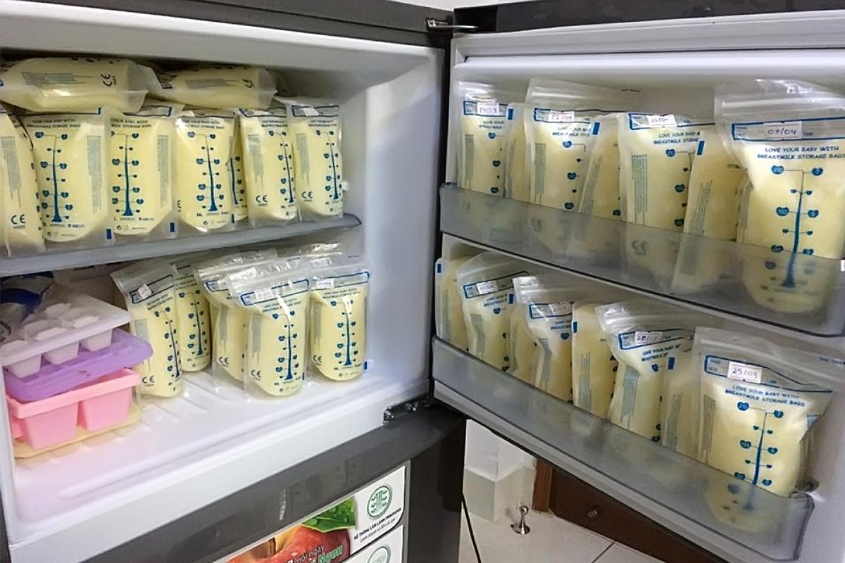 Sữa mẹ được cất trong ngăn mát tủ lạnh