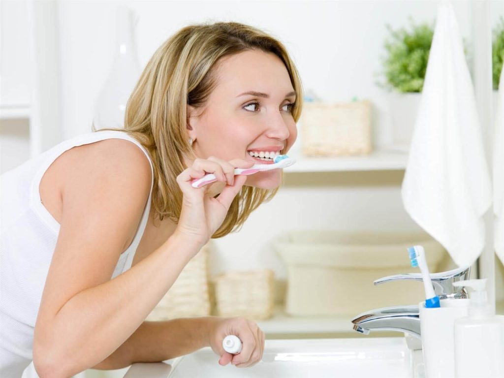 Có nhiều phương pháp làm răng trắng tại nhà đơn giản lại an toàn mẹ bầu nên áp dụng 