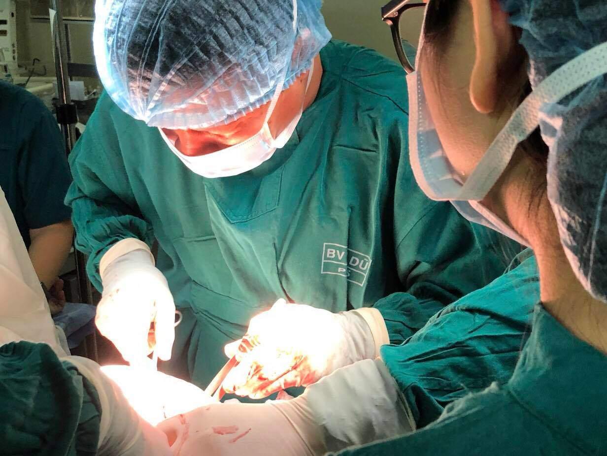 Phẫu thuật là phương pháp được áp dụng khi bào thai có kích cỡ quá lớn, có thể bị vỡ