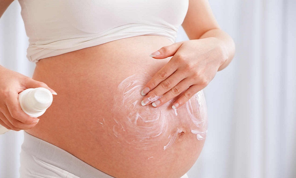 Sử dụng kem chống rạn da chuyên dụng dành cho bà bầu là rất cần thiết trong thai kỳ 