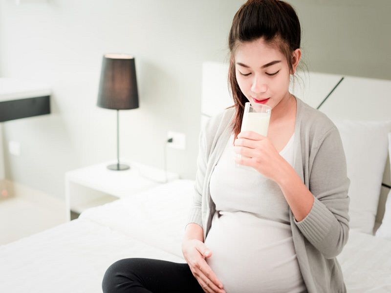 Phụ nữ có bầu nên uống nhiều sữa để cung cấp dưỡng chất thiết yếu cho thai nhi