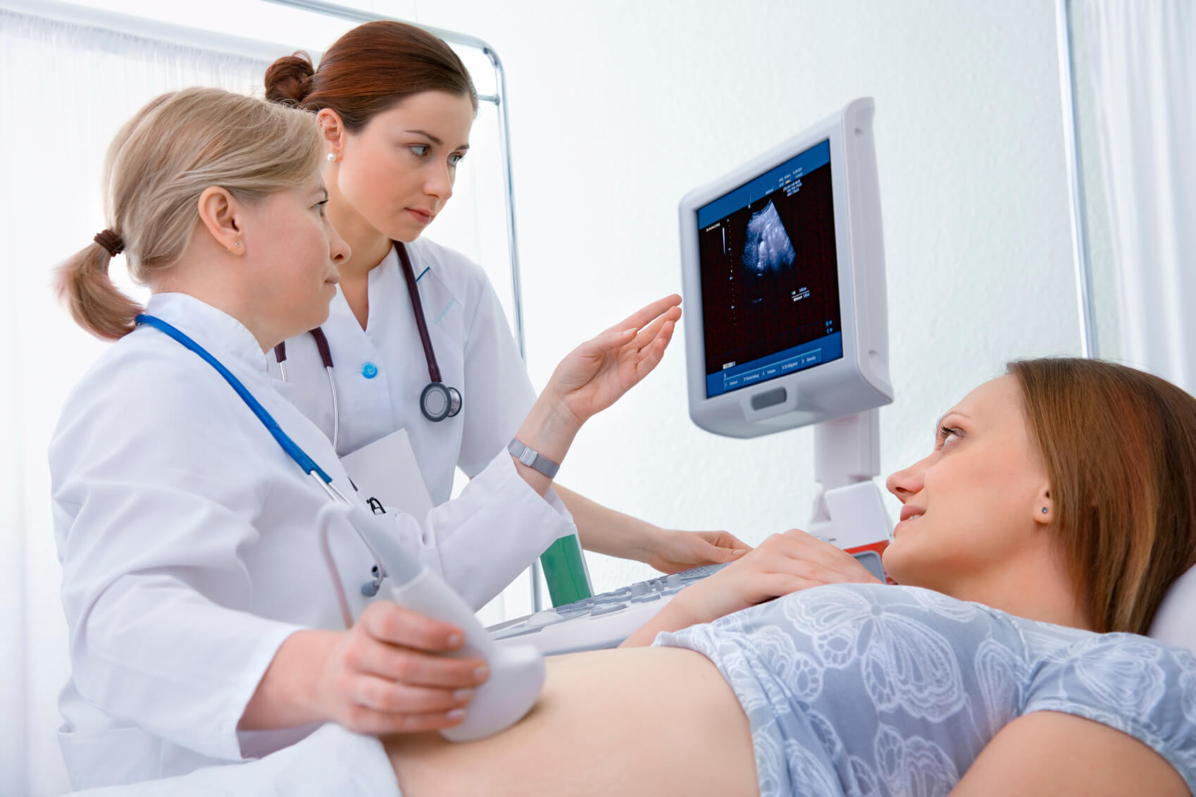 Khám thai định kỳ để theo dõi sức khỏe cho thai nhi lẫn mẹ bầu
