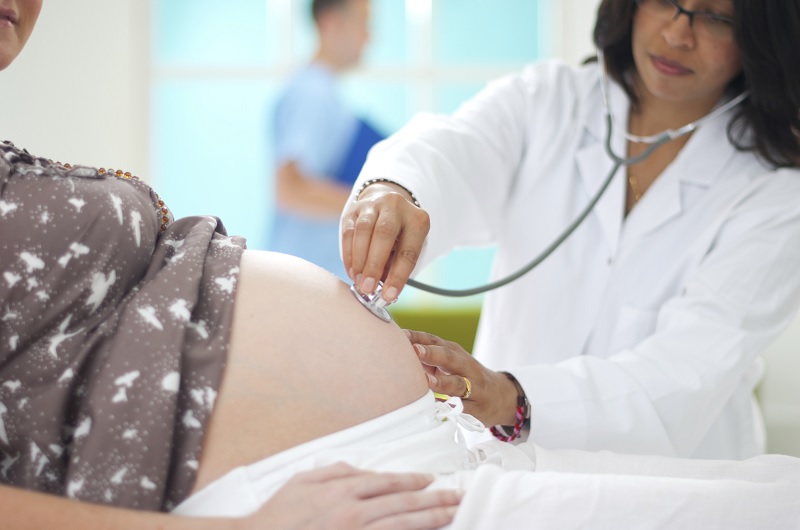 Khám thai để biết được tình trạng sức khỏe của cả hai mẹ con tuần cuối thai kỳ 