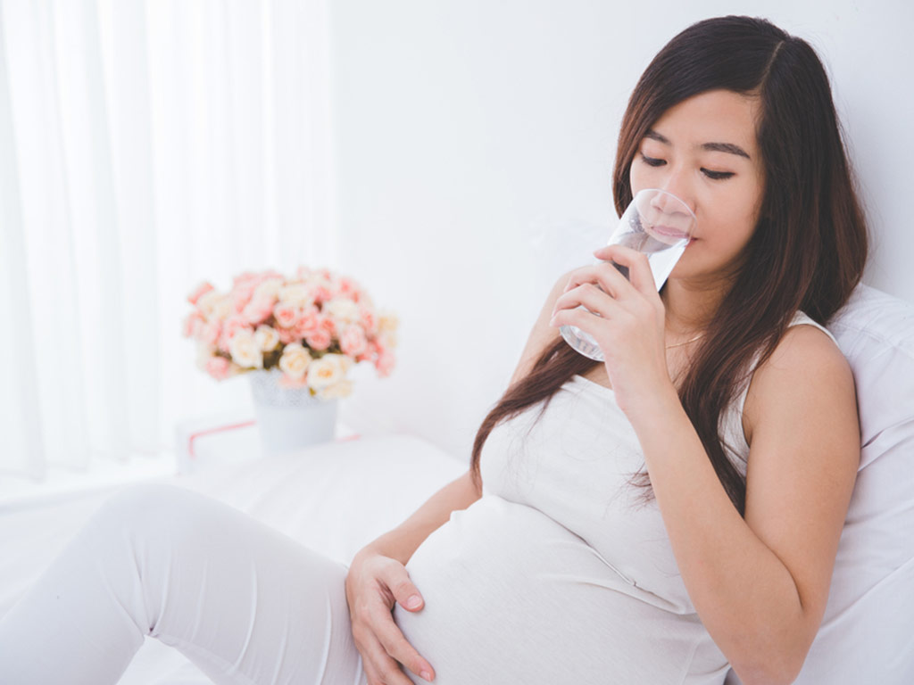 Uống đủ nước để có thai kỳ khỏe mạnh hơn