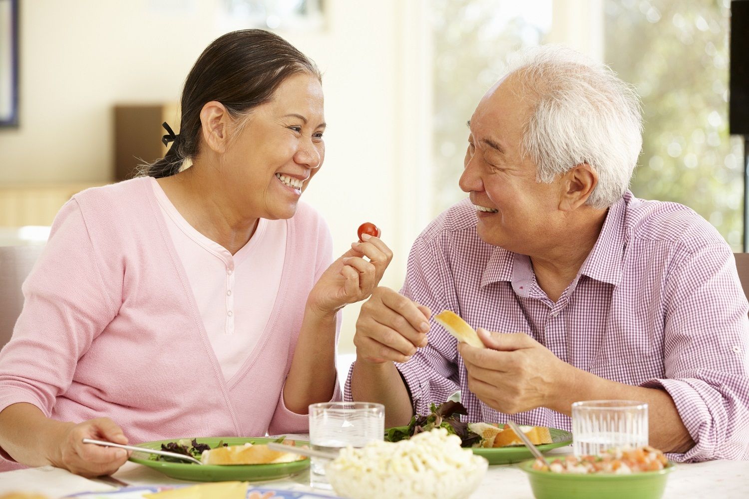 Người cao tuổi dễ bị thiếu chất gây ra chứng suy dinh dưỡng nên cần có chế độ dinh dưỡng khoa học 