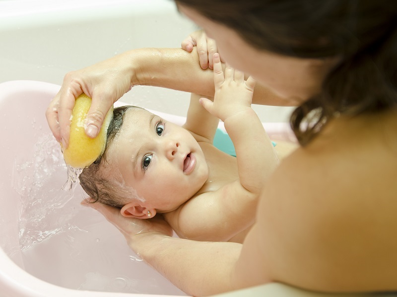Không cần thiết phải tắm cho trẻ sơ sinh hàng ngày