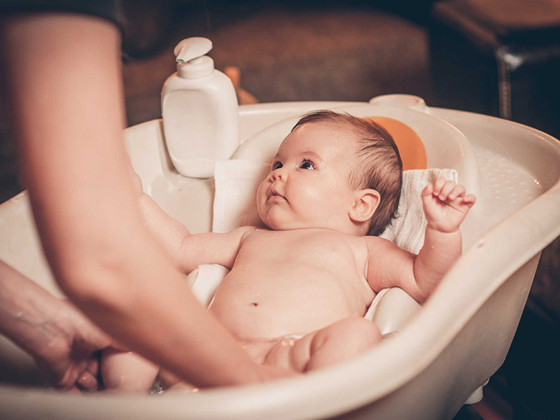 Không nên tắm thường xuyên cho trẻ sơ sinh khi bị ho