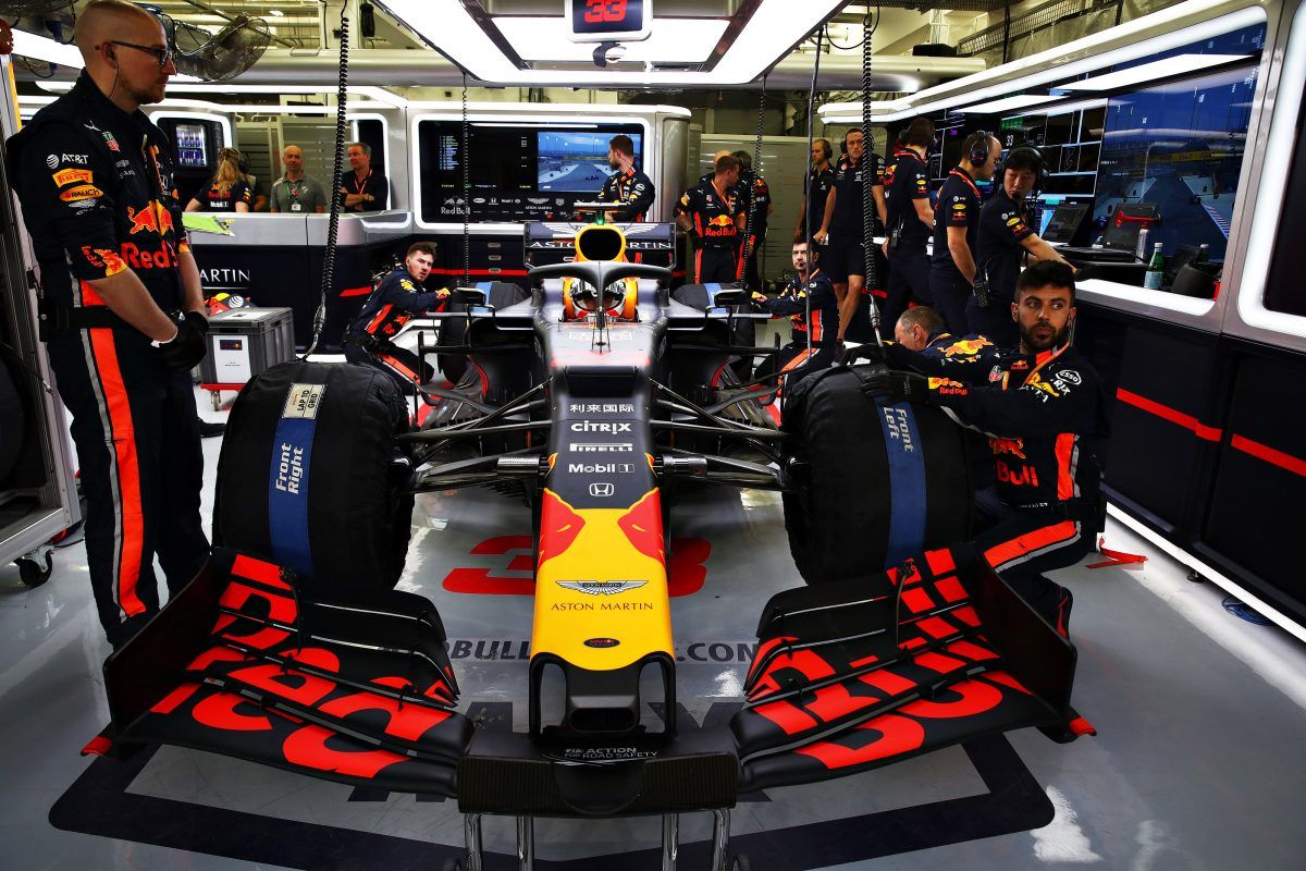 Đội đua Red Bull bên cạnh tân binh RB15 sử dụng động cơ Honda 