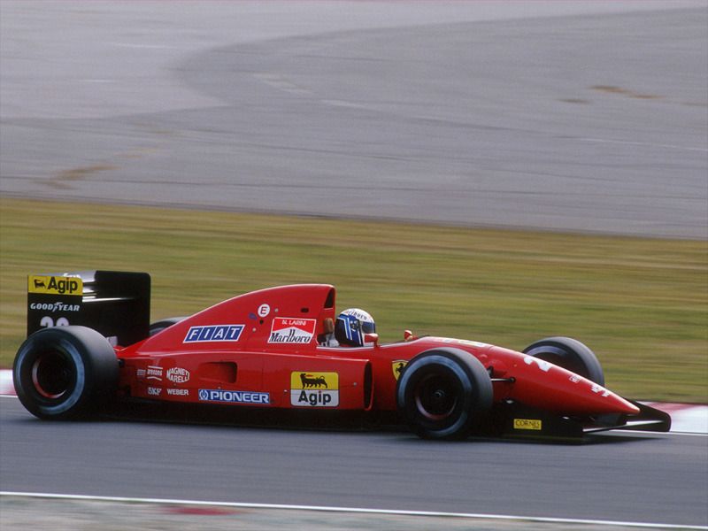 Ferrari có đồng phục áo đua và xe đua màu đỏ vô cùng nổi bật