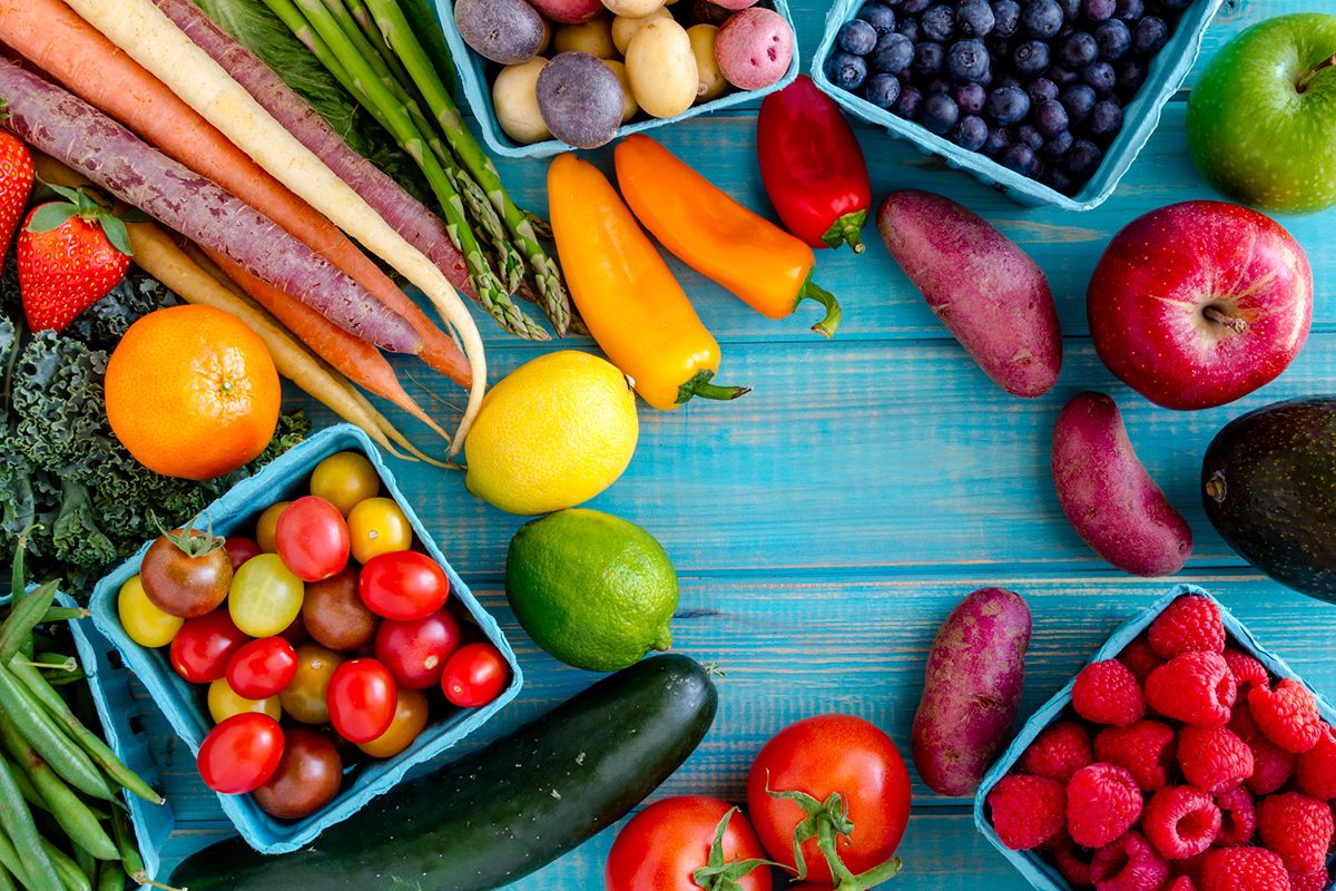 Các loại vitamin và khoáng chất thường có nhiều trong rau xanh và hoa quả