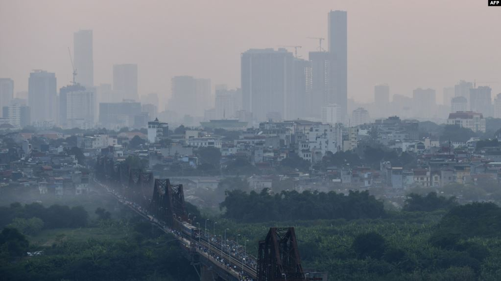 Hình ảnh về sự ô nhiễm không khí có thể nhìn thấy được ở Hà Nội, bầu trời bị khói bụi giăng kín, phủ mù 