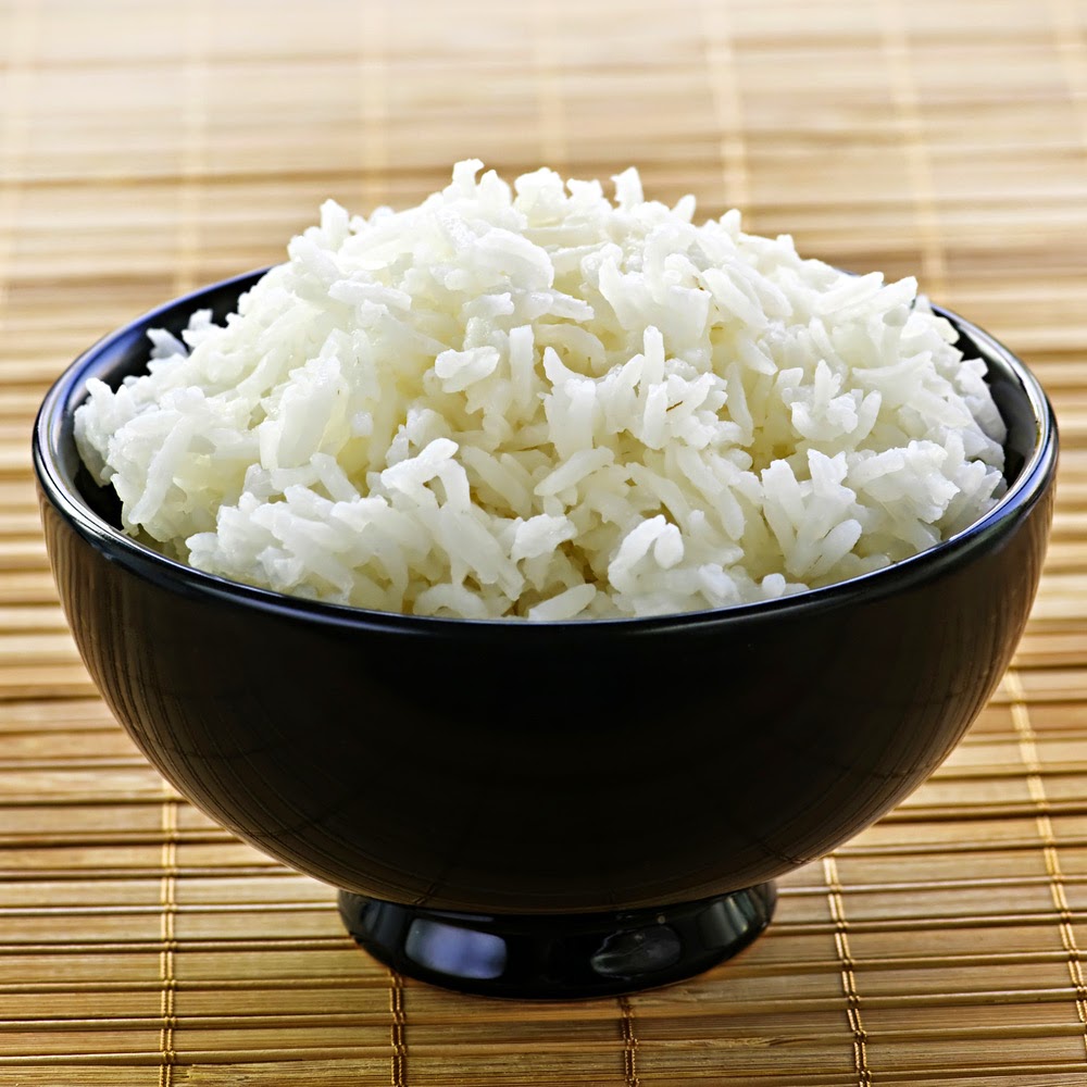 Hạn chế việc dùng nhiều cơm trắng trong bữa, thay bằng rau và các món ăn