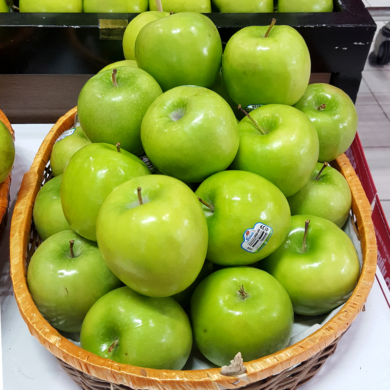 Các loại táo nhập khẩu được ưa chuộng có táo xanh của Mỹ với vẻ ngoài đẹp mà chất lượng bên trong cũng đảm bảo