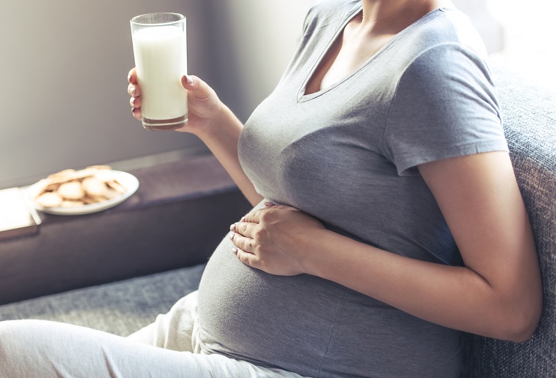 Phụ nữ mang thai cần bổ sung sữa tươi mỗi ngày