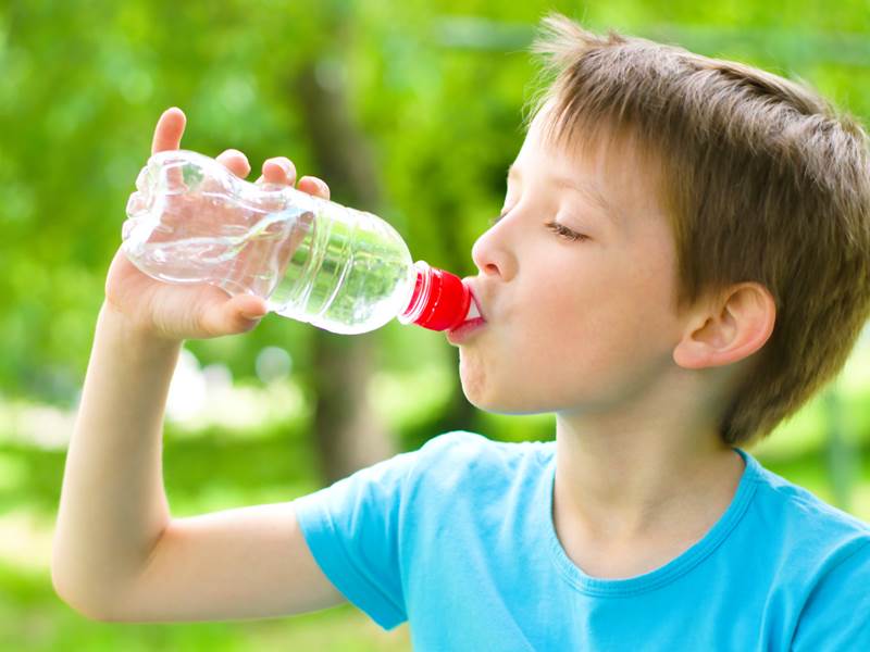 Cho bé uống nhiều nước để phòng và trị bệnh sốt phát ban 