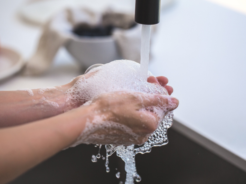 Rửa tay sạch là một biện pháp phòng ngừa ung thư da hữu ích