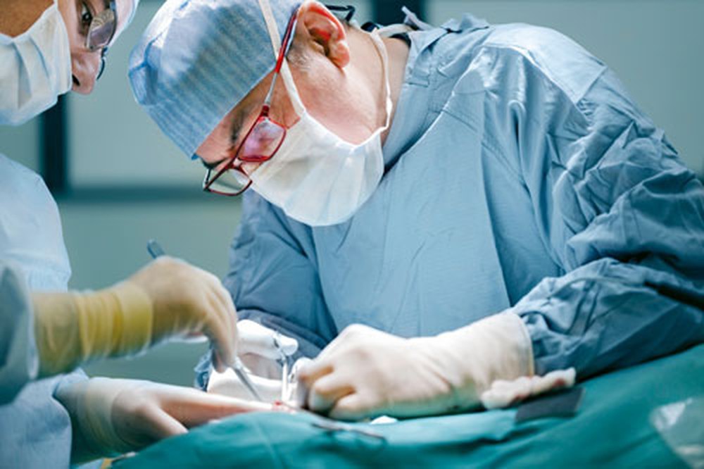 Việc phẫu thuật cho bệnh nhân sẽ được áp dụng song hành với các phương pháp khác