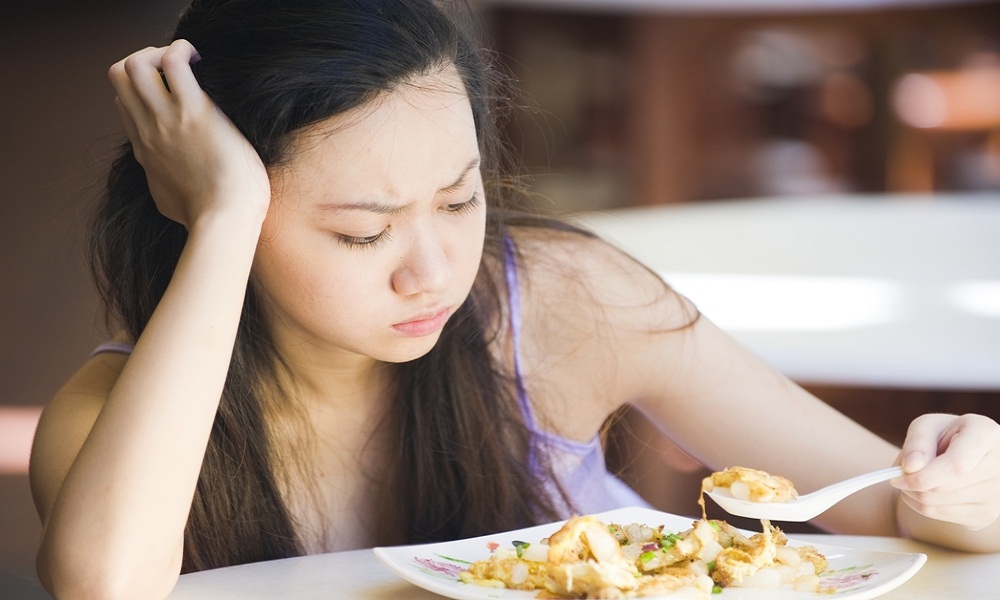 Thường xuyên chán ăn hay mất cảm giác ngon miệng là dấu hiệu thường gặp ở bệnh