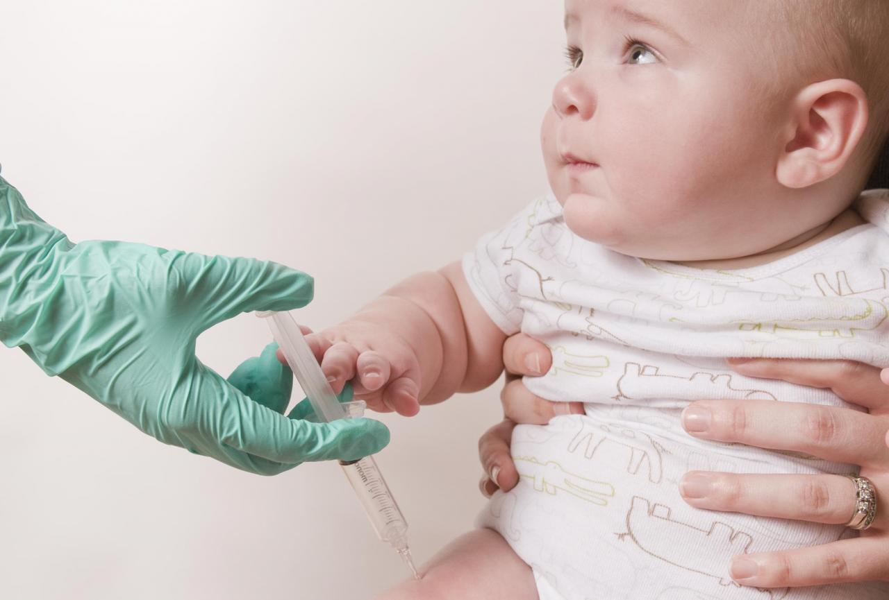 Nên tiêm vacxin viêm não Nhật Bản cho trẻ ngay sau sinh nhật đầu tiên của bé