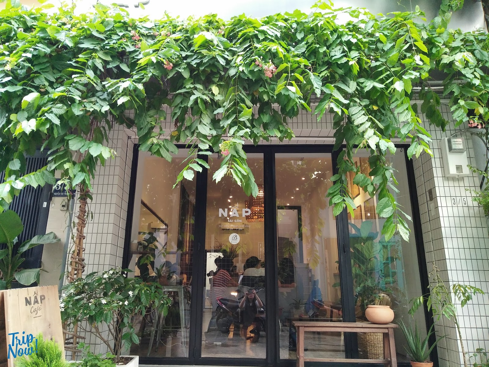 Không gian nhẹ nhàng và gần gũi thiên nhiên của Nấp Cafe rất được các cặp đôi ưa chuộng