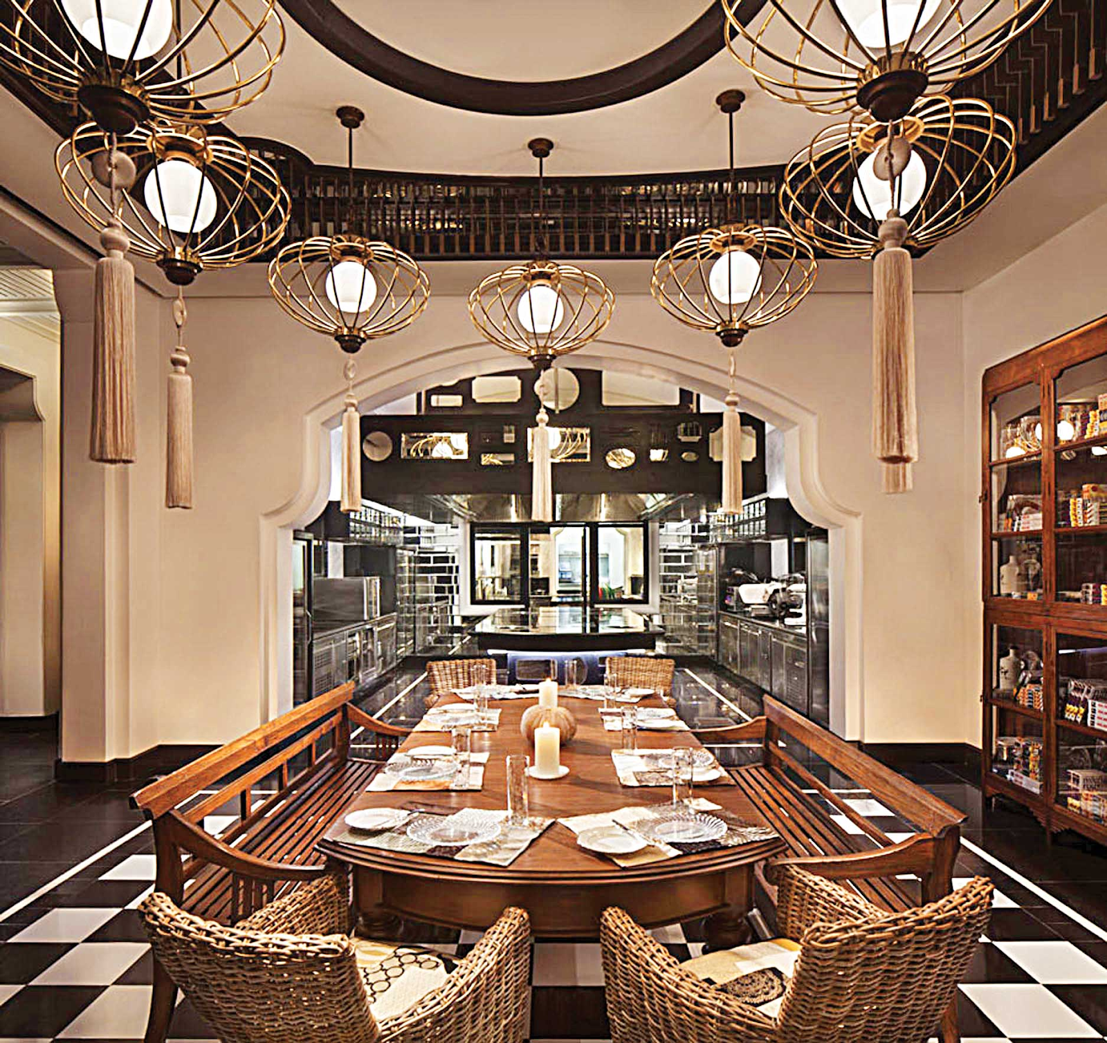 Nếu bạn đang tìm một nhà hàng lãng mạn và sang trọng hãy đến quán La Maison 1888 Đà Nẵng