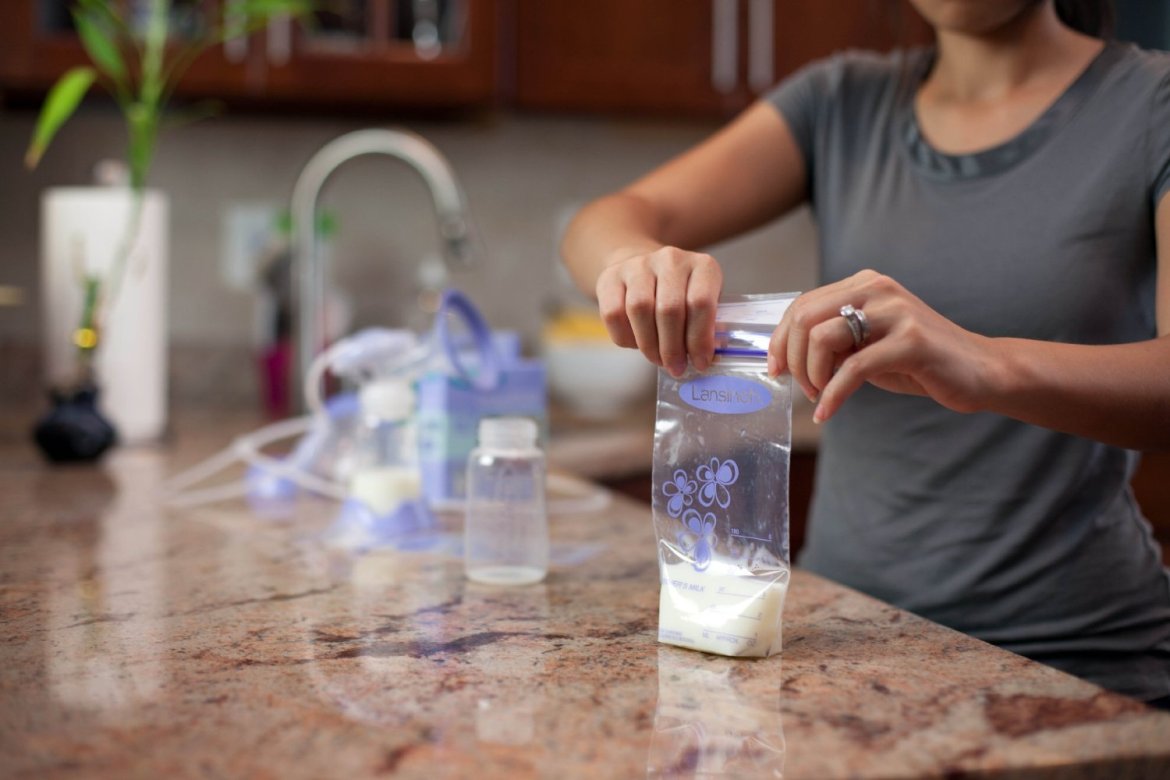 Vắt sữa mẹ bằng tay giúp bạn chủ động dự trữ sữa cho con bú khi ra ngoài