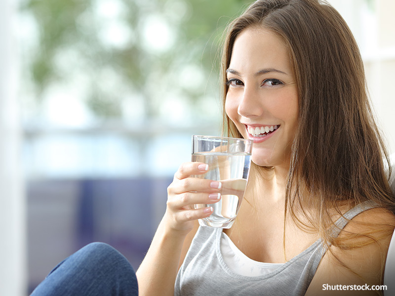 Uống nhiều nước để phòng tránh viêm tiết niệu ở phụ nữ 