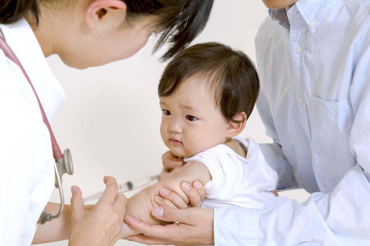 Nên tiêm vắc xin sớm và đúng lịch để giúp bé phòng bệnh hiệu quả 