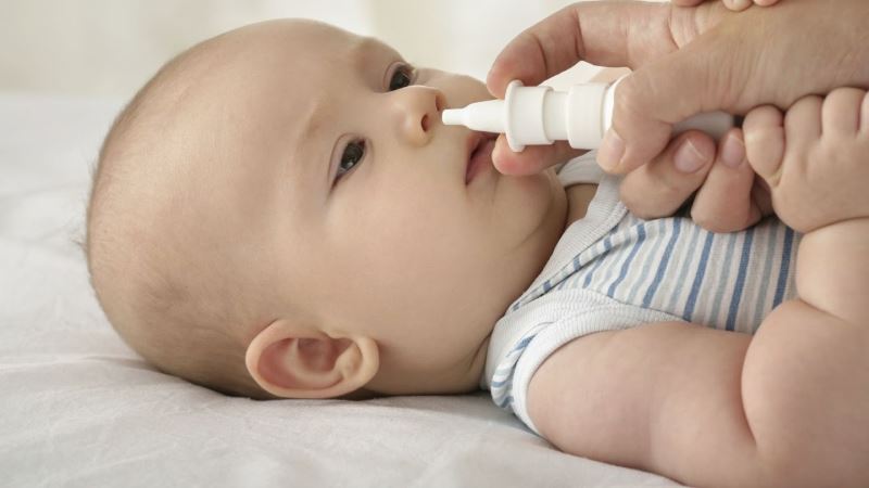Vệ sinh mũi cho trẻ dễ thở 
