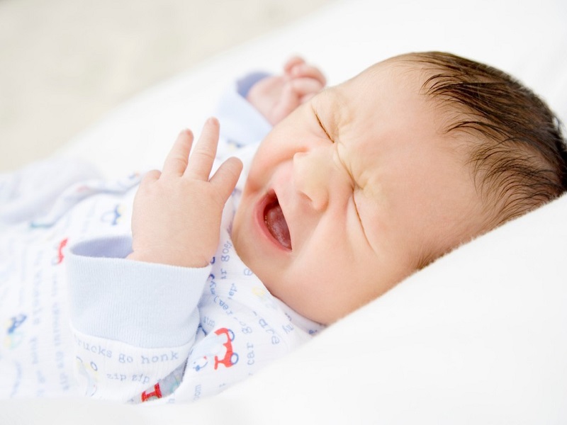 Điều trị bé bị viêm tiểu phế quả đúng cách sẽ giảm sự khó chịu và quấy khóc từ bé 