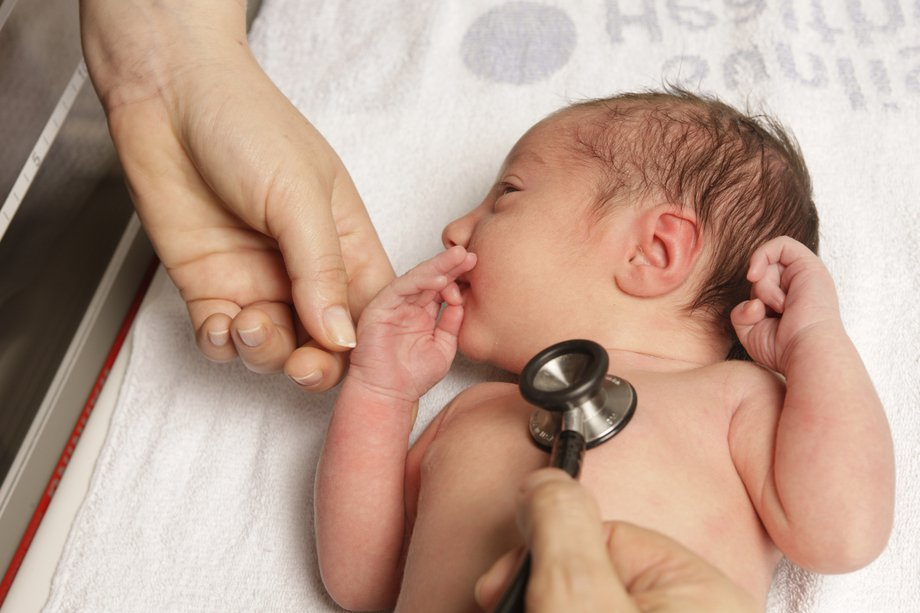 Em bé sau khi sinh nên được khám lại để đảm bảo có mắc tim bẩm sinh hay không