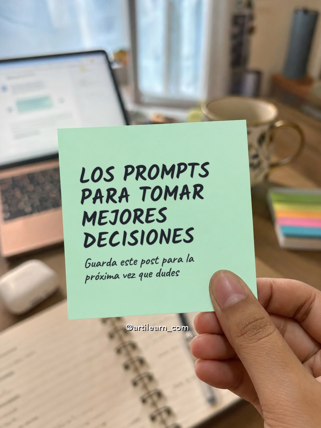 Mano sosteniendo un post-it verde que dice: Los prompts para tomar mejores decisiones