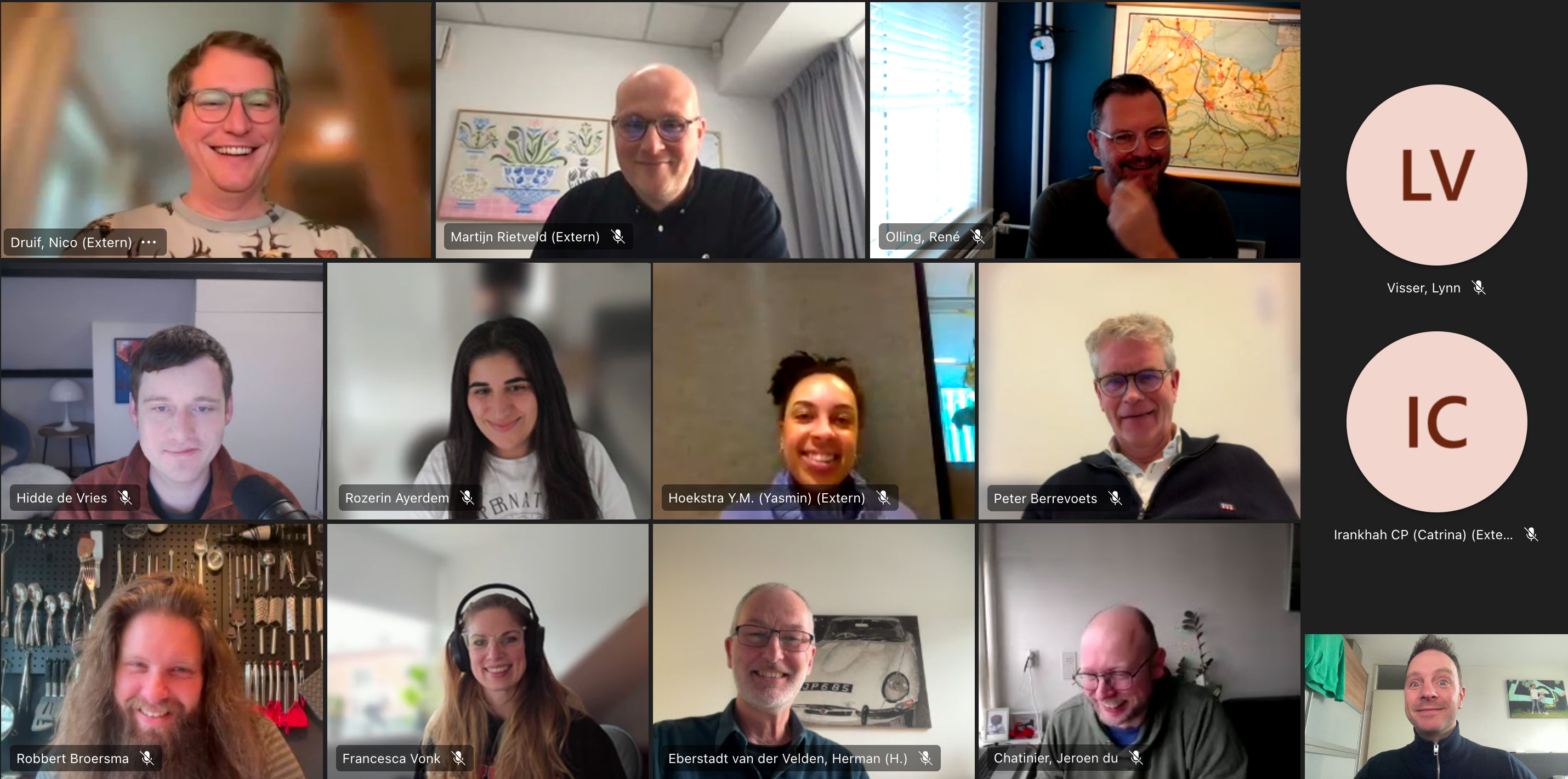 Screenshot van een online meeting met verschillende aanwezigen vanuit de community.