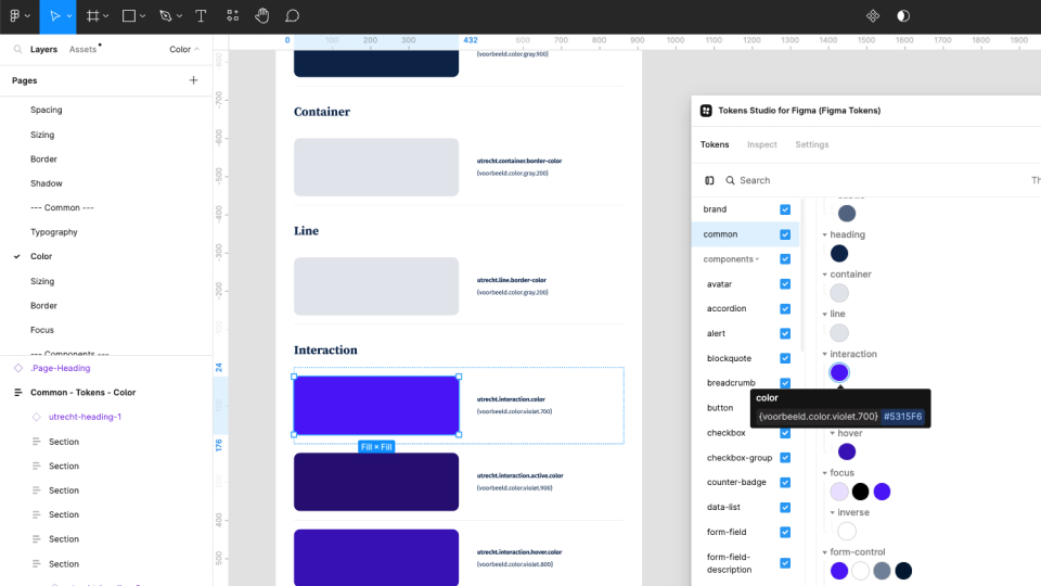 Screenshot van Figma en de Studio Token plugin. De pagina 'Color' van het niveau 'Common' is geselecteerd. Er is een deel van een Frame te zien met verschillende kleur onderdelen.