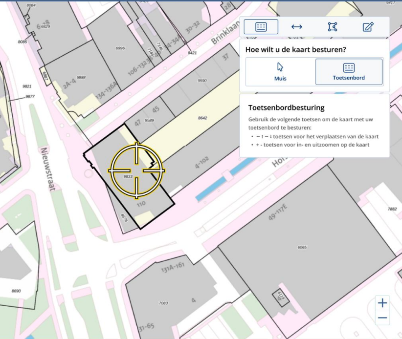 Screenshot van prototype toont een kaart met daarop een ronde lichtgevende cirkel als kruissteken. Rechts in de bovenhoek ligt op de kaart een element met vier iconen. Het eerste icoon is geselecteerd. Onder de iconen staat de titel: Hoe wilt u de kaart besturen? Daaronder staan twee opties: muis en toetsenbord. Daaronder staat een tekst met de titel: Toetsenbordbesturing.