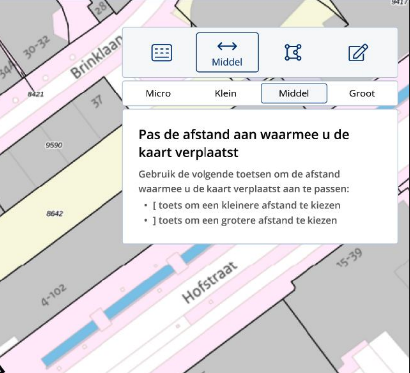 Screenshot van prototype toont een kaart. Rechts in de bovenhoek ligt op de kaart een element met vier iconen. Het tweede icoon is geselecteerd. Onder de iconen staan vier opties: Picro, Klein, Middel en Groot. Middel is geselecteerd. Daaronder staat een tekst met de titel: Pas de afstand aan waarmee u de kaart verplaatst.