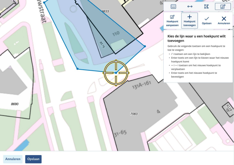 Screenshot van prototype toont een kaart met daarop een ronde lichtgevende cirkel als kruissteken. Rechts in de bovenhoek ligt op de kaart een element met vier iconen. Het vierde icoon is geselecteerd. Onder de iconen staan vier opties: Hoekpunt aanpassen, Hoekpunt toevoegen, Opslaan, Annuleren. Hoekpunt toevoegen is geselecteerd. Daaronder staat een tekst met de titel: Kies de lijn waar u een hoekpunt wilt toevoegen. Linksonder de kaart staan twee knoppen met de tekst 'Annuleren' en 'Opslaan'.