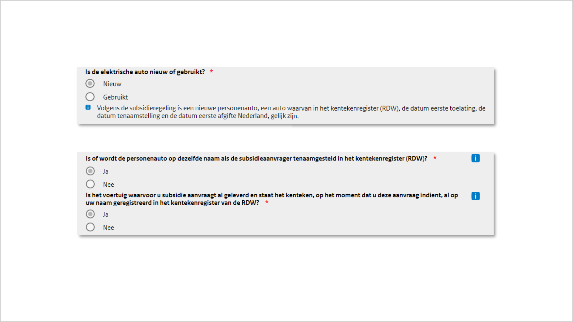 Twee losse screenshots een stukje formulier. Bij het eerste screenshot formulier staat een 'i' icoon op een lichtblauwvakje met daarachter tekst. Bij het tweede screenshot staat het 'i' icoon ook op een lichtblauwvakje iets groter uiterst rechts en zonder tekst.