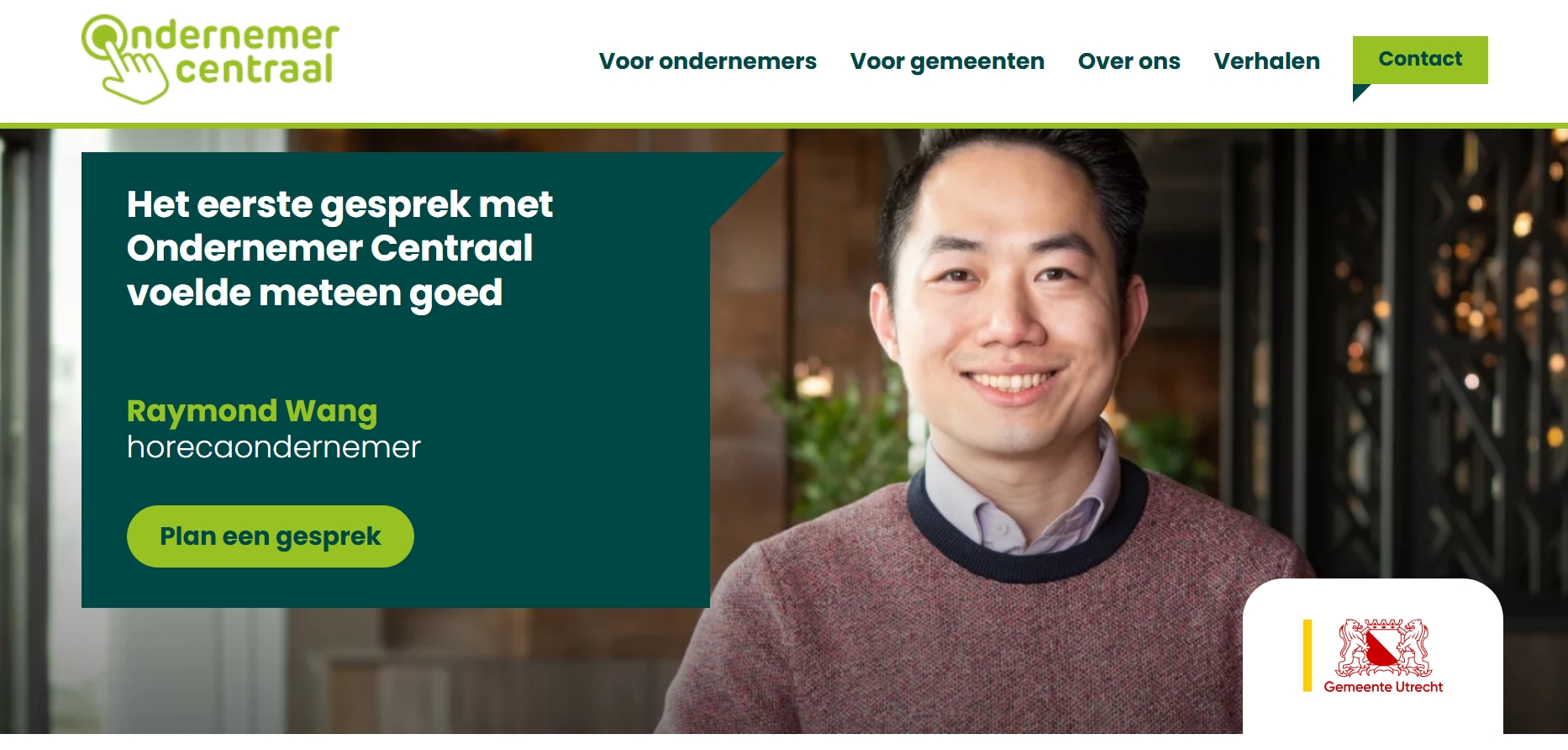 Screenshot van de homepage van ondernemer centraal. Rechts staat een man in beeld. Links op de pagina staat een citaat van Raymond Wang met daaronder een knop om een gesprek te plannen