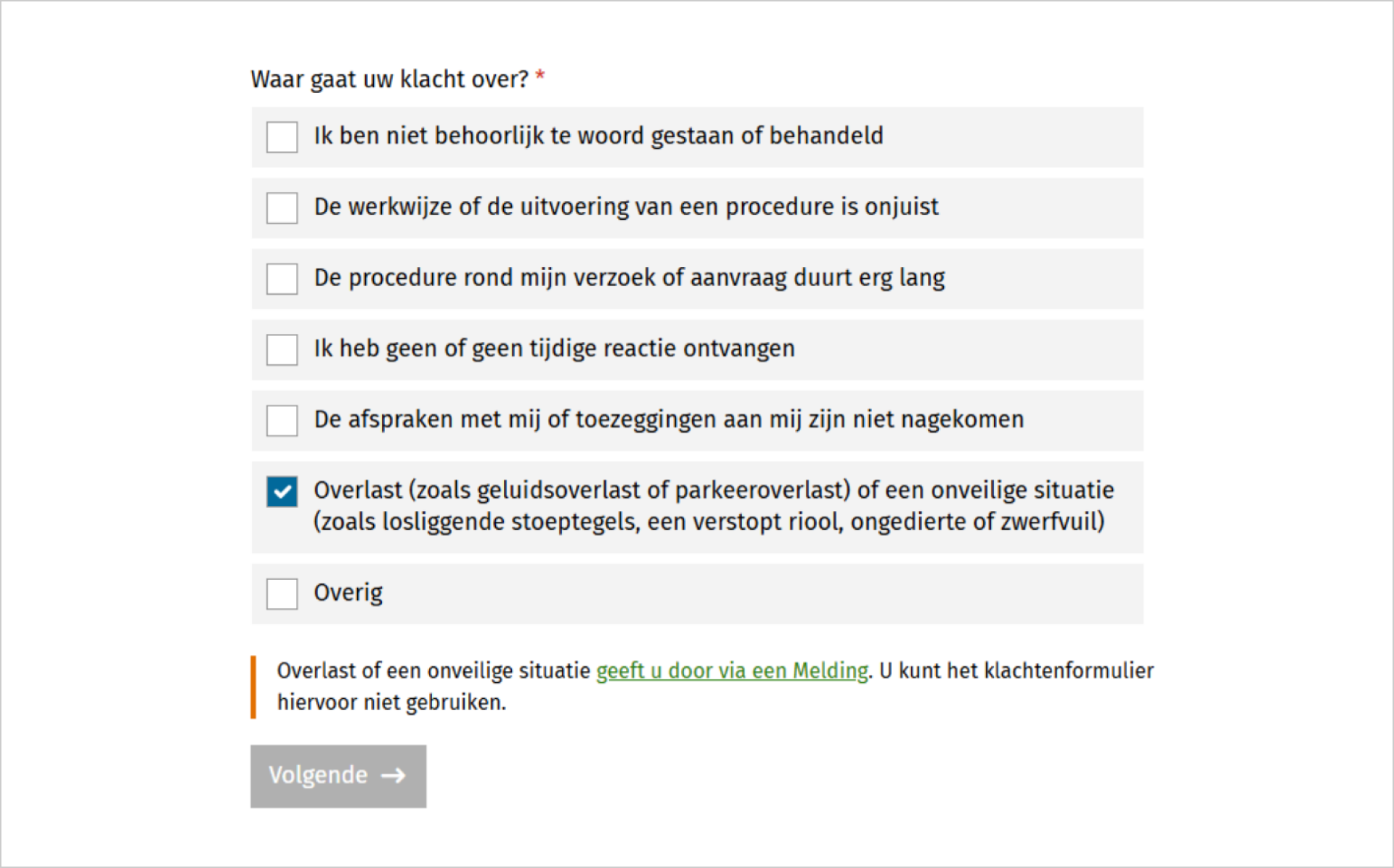 Screenshot van het klachtenformulier van de gemeente Venray waarbij men wordt gevraagd waar de klacht over gaat. Met opties zoals bijvoorbeeld "Ik ben niet behoorlijk te woord gestaan of behandeld" of "De werkwijze of de uitvoering van een procedure is onjuist." De volgende optie is geselecteerd: "Overlast (zoals geluidsoverlast of parkeeroverlast) of een onveilige situatie (zoals losliggende stoeptegels, een verstopt riool, ongedierte of zwerfvuil).". Onder de lijst met opties staat de melding "Overlast of een onveilige situatie. Geeft u door via een melding. U kunt het klachtenformulier hiervoor niet gebruiken.".