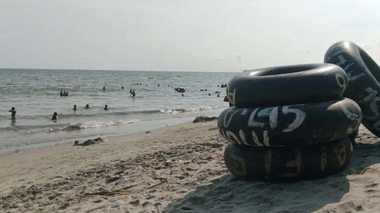 Main ban di pantai