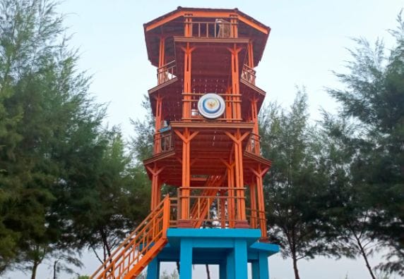 Menara Pandang di Pantai Indah Kemangi